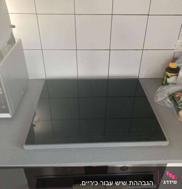 מטבח עם כיריים על משטח שיש אפור